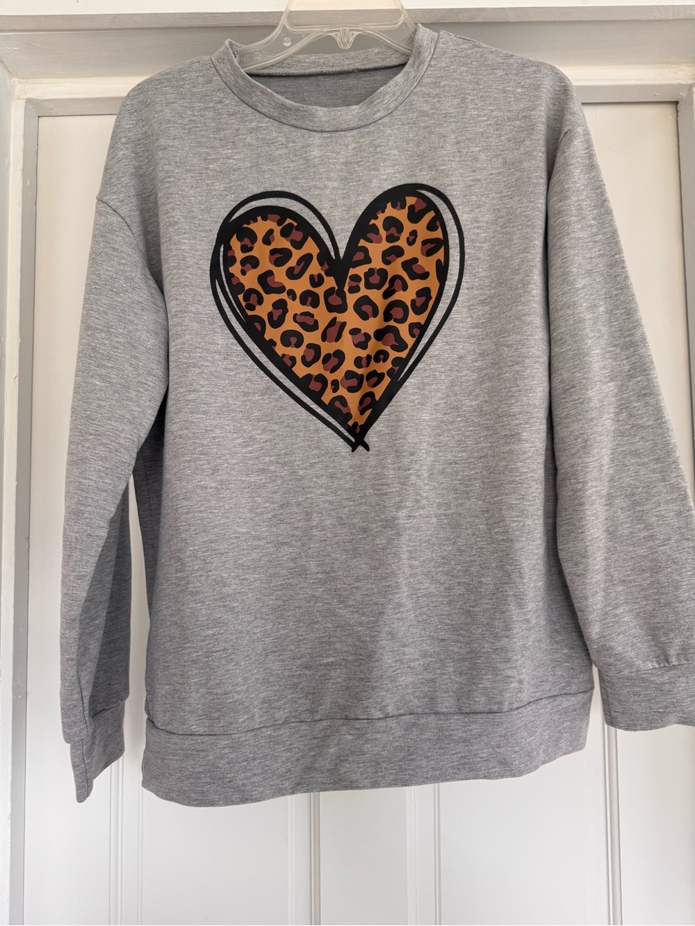 Gray Women's Sweatshirt with Leopard Heart Graphic